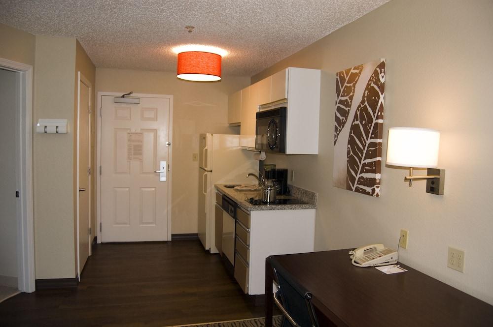 Mainstay Suites Hartford Meriden Exterior photo